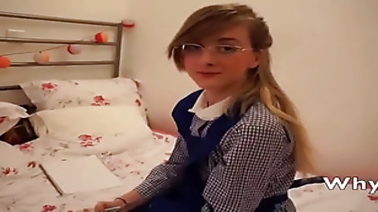 Gözlüklü Seksi Kıza Sakso Çektirip Hard Sikiyor